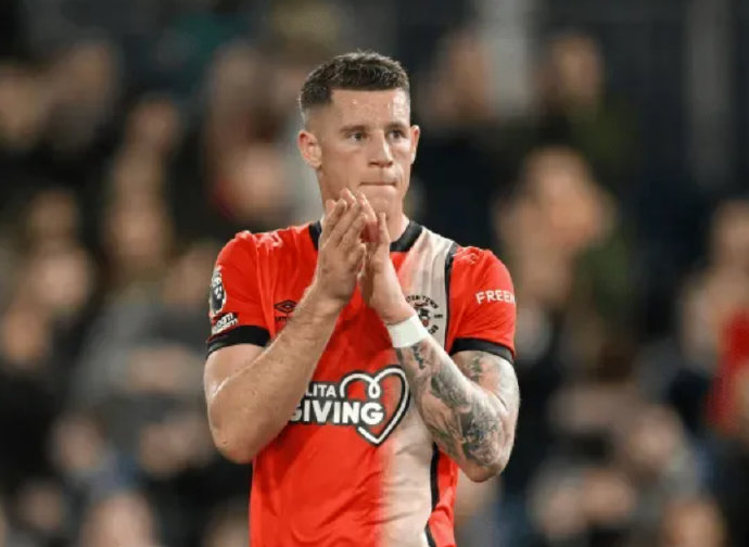 曼联今夏考虑签卢顿中场巴克利,拉爵非常欣赏他|卢顿|罗斯·巴克利