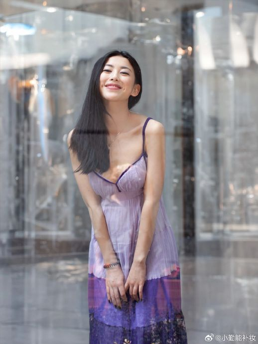 当年7月发行首张音乐专辑,2年后进入演艺圈,当时还不红朱珠不愧是上榜