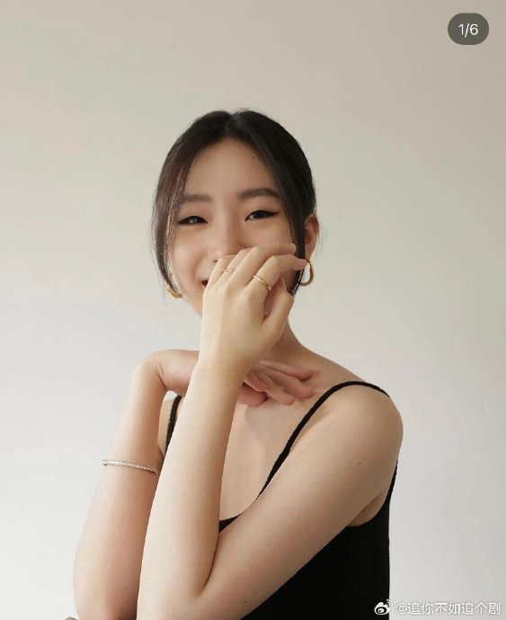 小s大女儿elly接长发,感觉还是中短发适合她,很有金高银的感觉|短发