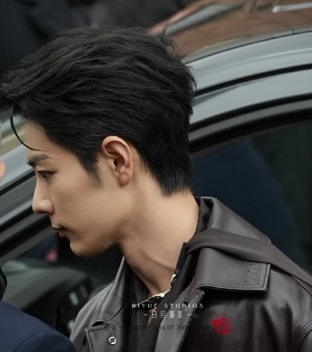 这次造型师真的要加鸡腿了 龙须背头……|肖战|发型_新浪新闻