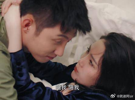 侯爵送喝醉的陈晨回酒店,却被对方搂住脖子无法抽身……_手机新浪网