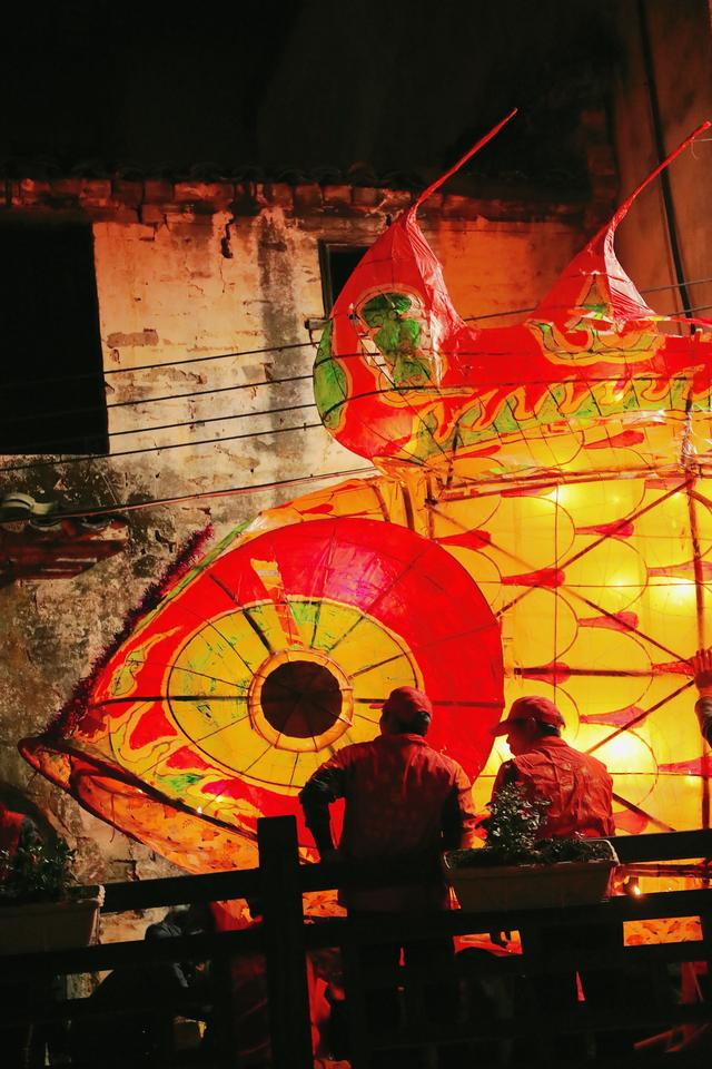 徽州非遗汪满田鱼灯节吸引游客超9000人最大的鱼长9米