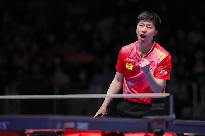 马龙庆祝胜利。