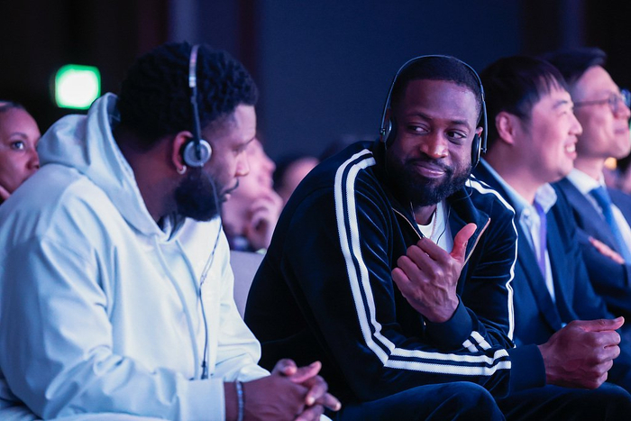 韦德（右）在首届大湾区国际体育商业峰会现场。