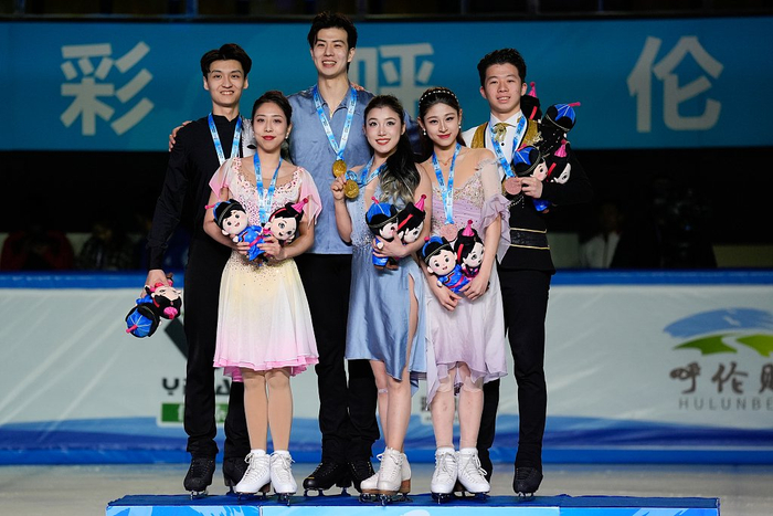 冰舞项目前三名组合赛后合影。