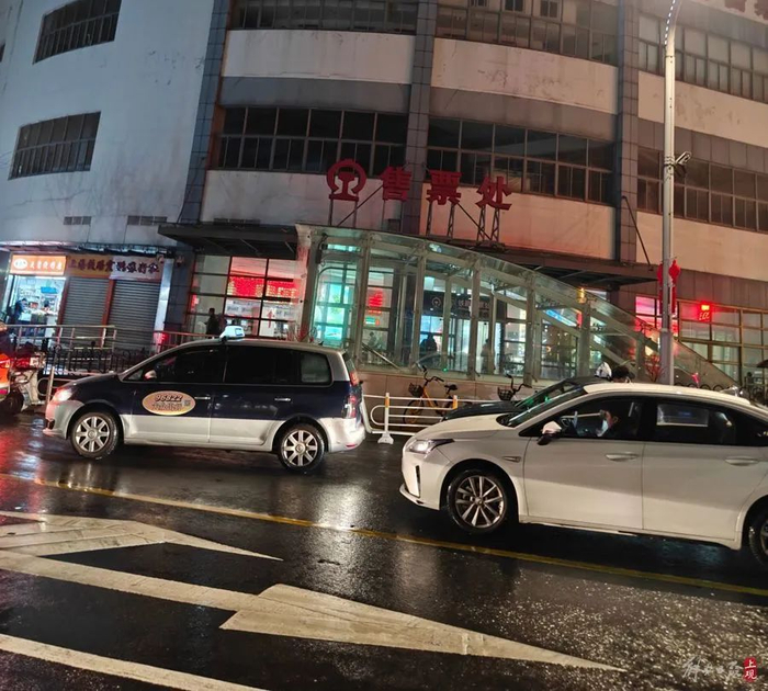 △售票处对面路边空地便是高女士遭遇黑车的地方