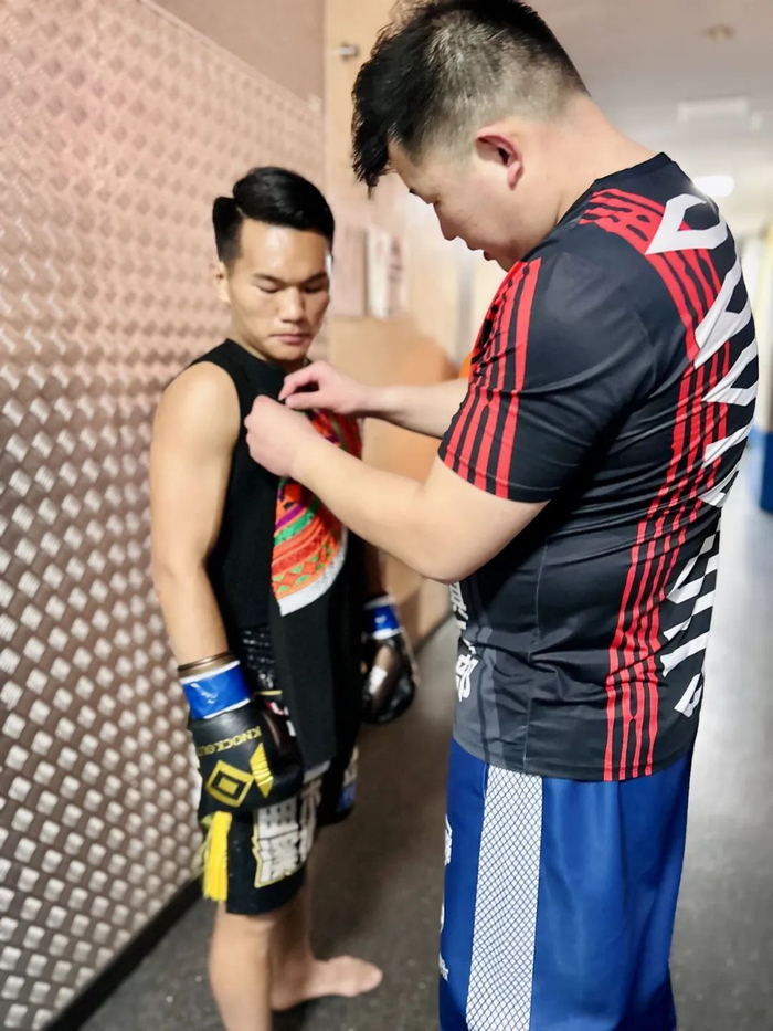 他代表武林风站在日本东京的擂台上,他生于2002年,他憨厚且朴实,在赛