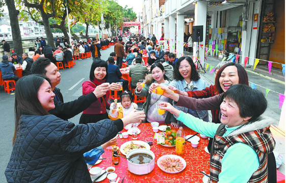 阳江江城河堤社区1800余名街坊赴宴闹元宵