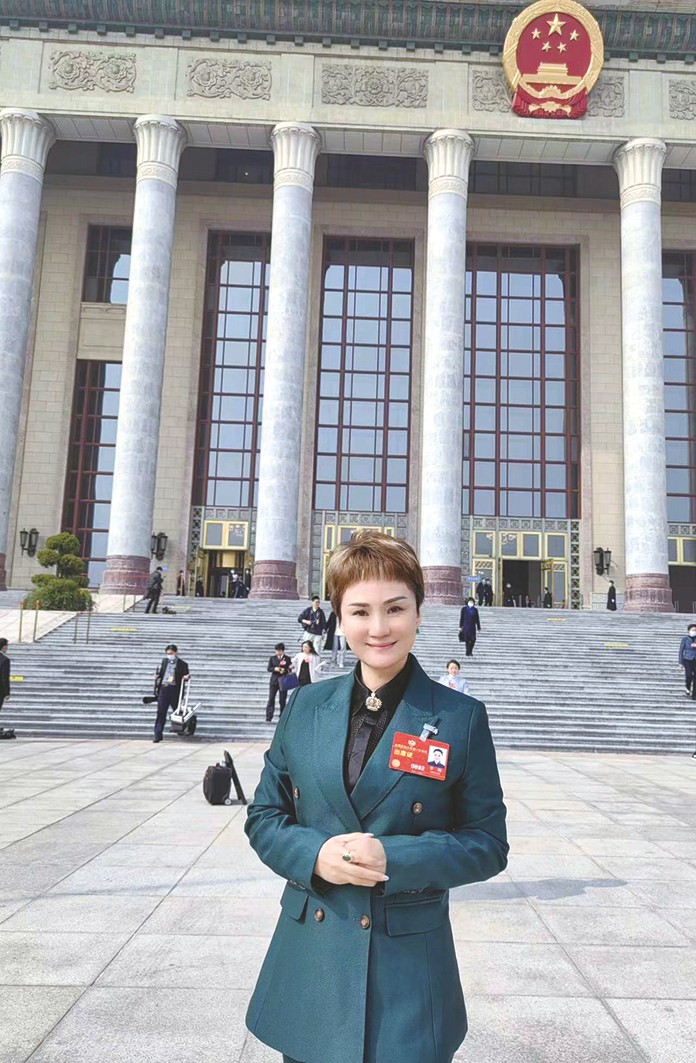 宝鸡市高新区磻溪镇杨家店村临时搭建的舞台前,李梅勉励演员们要以一