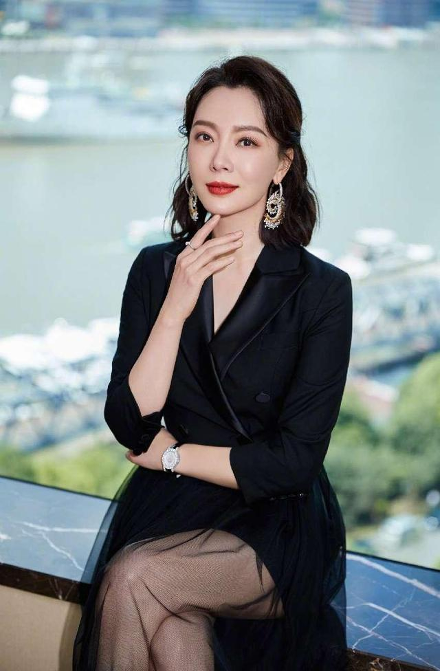 46岁陈数换了齐肩卷发年轻10岁,穿西装 半身裙,美得像换了个人|陈数|