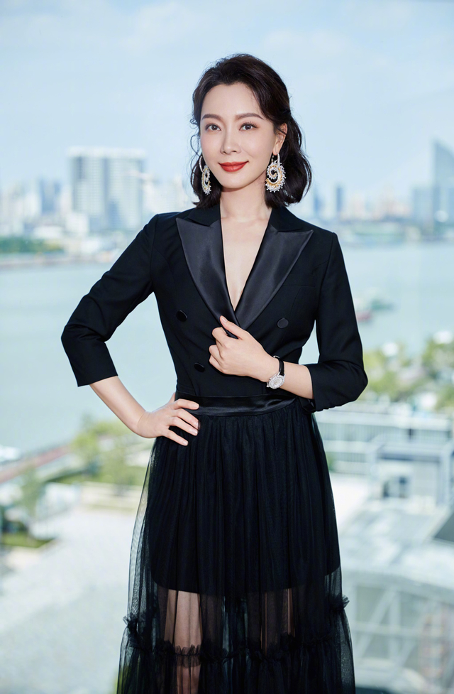 46岁陈数换了齐肩卷发年轻10岁,穿西装 半身裙,美得像换了个人|陈数|