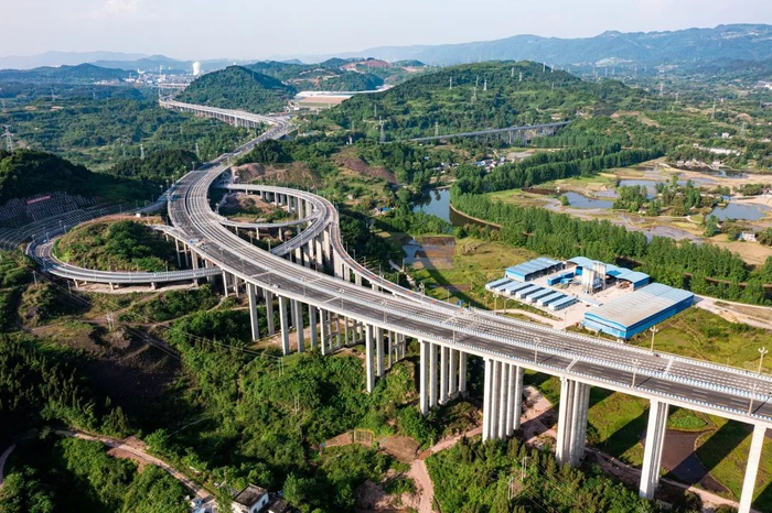 成达万高铁和西渝高铁呈"十字"型交汇并设站,金垭机场正式通航