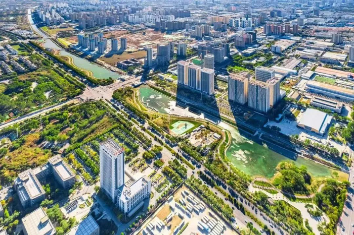 保定市全景(受访者供图)谈构建现代化产业体系"坚持抓优势产业,抓未来