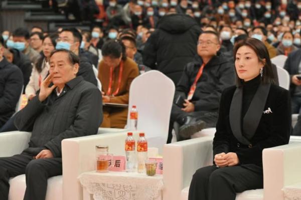 2023年12月12日,宗庆后出席娃哈哈集团2024年全国销售工作会议。坐在他边上的是女儿宗馥莉。新华网 图