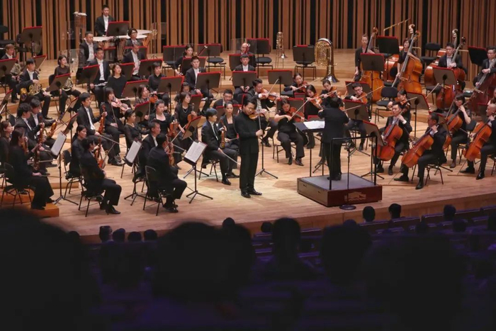 2023年9月27日，指挥家张弦、小提琴家宁峰携手国家大剧院管弦乐团在北京艺术中心音乐厅奏响第一声 肖一/摄