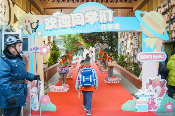 修文县第二小学开学现场▲贵阳市实验小学贵安新区新学期开学现场当天