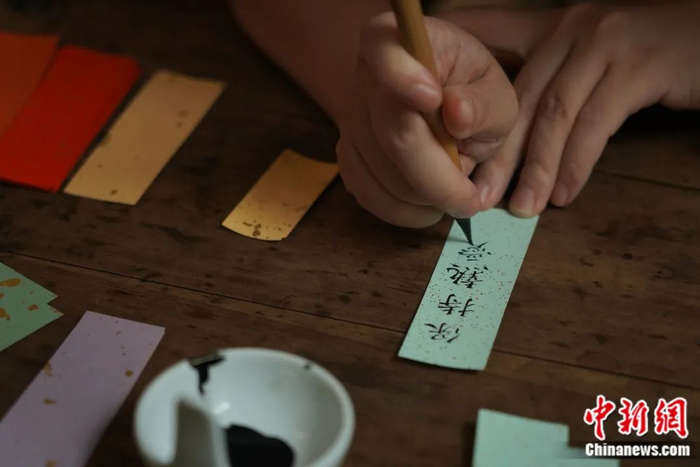 肖珊在写书法。受访者供图。