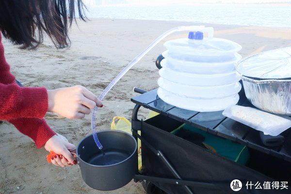 压强能够自己流出水,你也能说它是个电动水桶了~可以将水桶立着使用