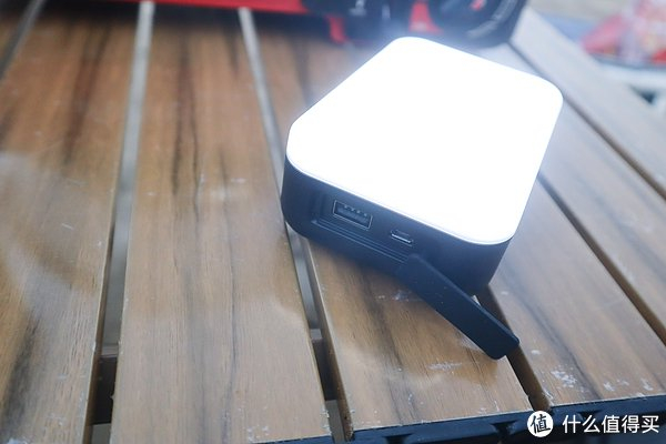 不仅得具备该有的亮光功能,还得能充当充电宝,户外使用得具备防水防尘