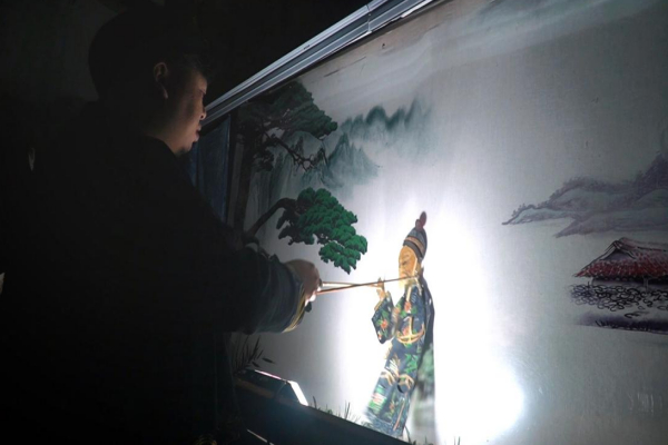 新春走基层小镇青年丨何怀玉在光影交错的守艺里让皮影绽放新生