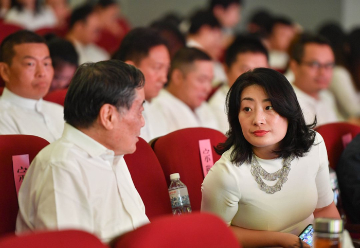 2019年10月11日，杭州，宗庆后宗馥莉父女俩同框。视觉中国 图