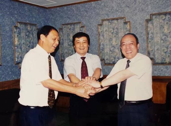 2002年7月18日，杭州市工业兴市大会上，冯根生、宗庆后、鲁冠球（从左至右）三位企业家合影。