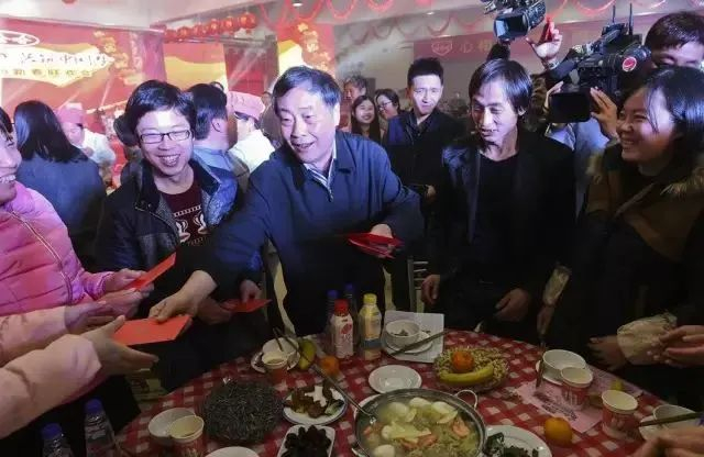 宗庆后连续多年请员工吃年夜饭，亲自发红包