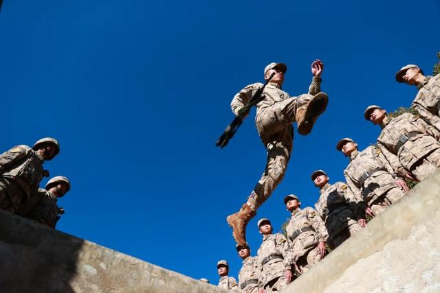 起床号 | 少年自当扶摇上,揽星衔月逐日光|强军战歌_新浪新闻