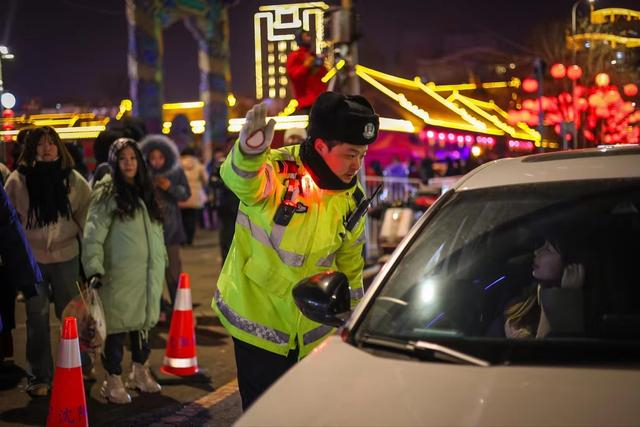 警灯映花灯欢乐又畅通沈阳公安交警圆满完成元宵节交通安保
