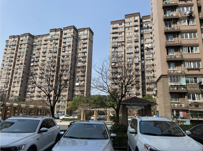 江桥最老的动迁房大概是在2008年左右建成,六层没有电梯的动迁房,水岸