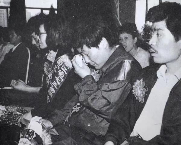 1992年4月28日,杭州市上城区重奖经济开拓者,当宗庆后接过10万元大奖时,这个铮铮铁汉流下了热泪。浙商杂志 图