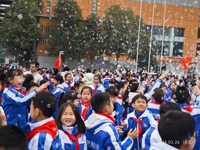 直击成都各学校"花式"开学|开学|成都市_新浪新闻