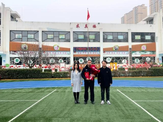 灞桥区东城二小:龙行龘龘启新篇 美美与共向未来|中国_新浪新闻