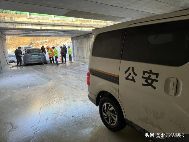车辆深陷冰坑"无法自拔",警车变身"拖车"化险为夷|拖车|民警|警车