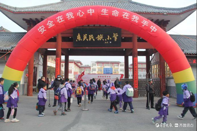 阔步向前启新篇—东关民族小学举行新学期开学典礼