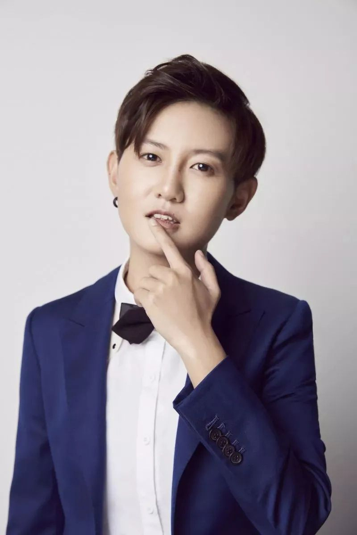 《快女》冠军惨到开出租车,我一点不同情