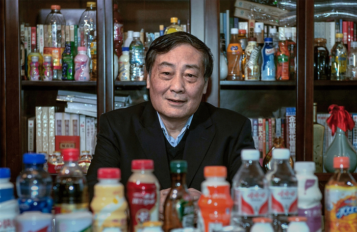 2013年11月13日，宗庆后在杭州的办公室内。新华社 资料图