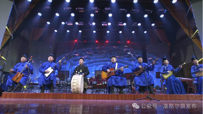 电声乐歌曲联唱环节,经典老歌《双山梁》《恶狼传说》前奏一响,瞬间