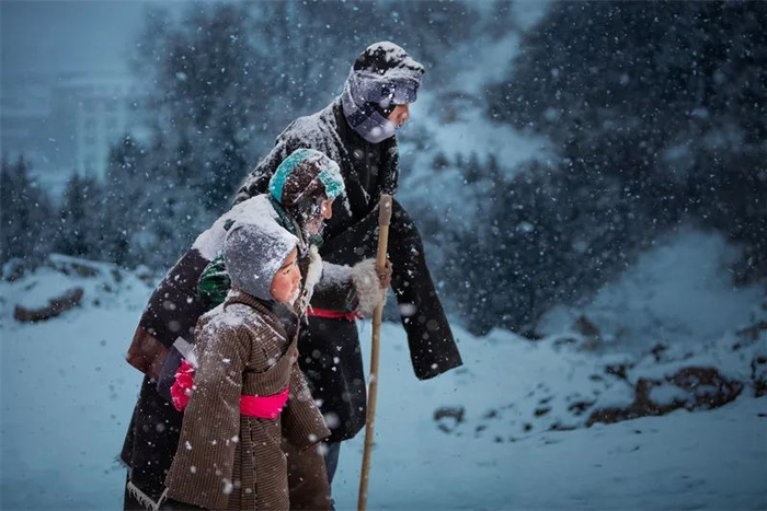 点评| 雪中人|构图_新浪新闻