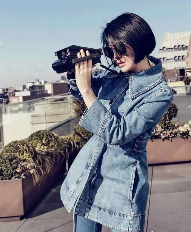 许晴又任性了穿白t恤五分裤就走机场打扮像20岁的小姑娘