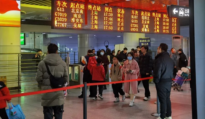 △图为上海火车站西北出站口。从这里出站后通过一条漫长的东西向地下通道，便能换乘地铁三四号线上海火车站站