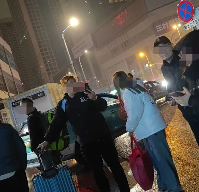 △黑车司机和旅客混杂在一起