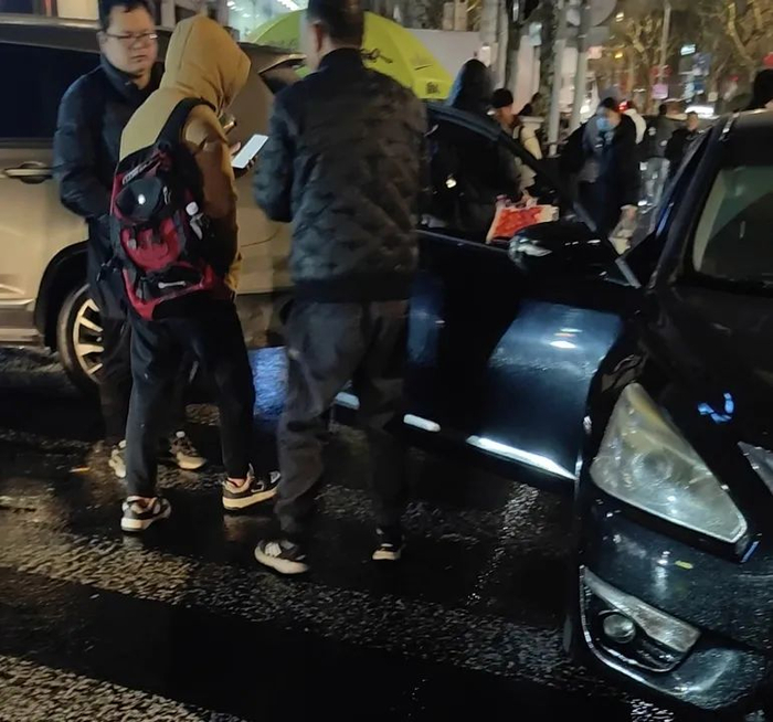 △黑车司机给旅客打开车门