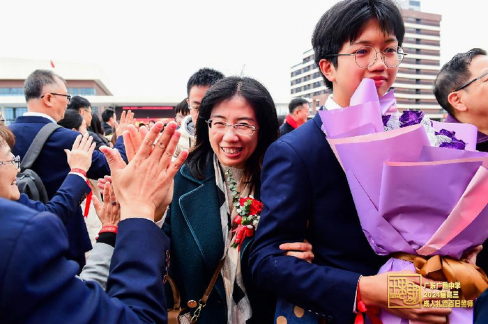 鲜花家书祝福广东广雅中学举行高三成人礼暨百日誓师大会