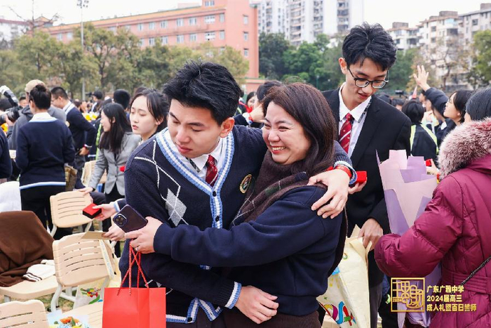鲜花,家书,祝福,广东广雅中学举行高三成人礼暨百日誓师大会