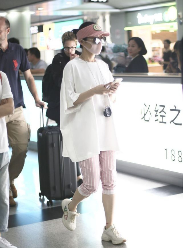 穿白t恤 五分裤就走机场,打扮像20岁的小姑娘|白t恤|许晴|五分裤_新浪