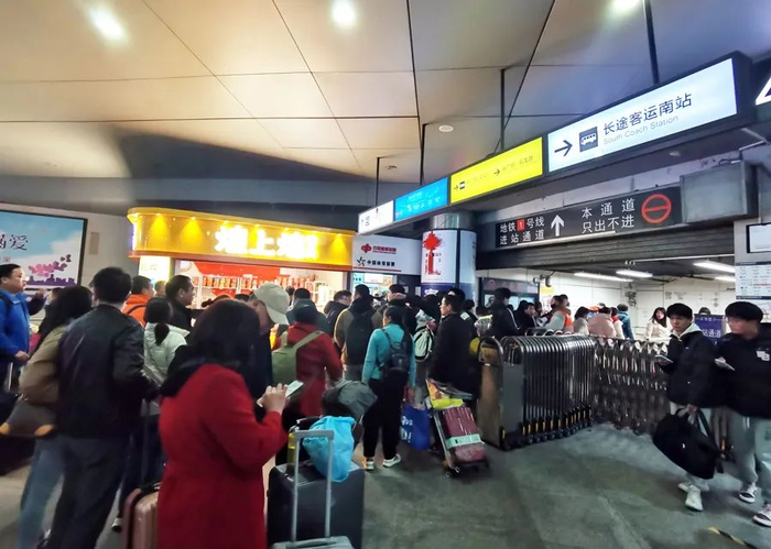△随着列车抵达上海南站，1号线和15号线的4号出入口正迎来换乘大客流