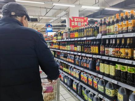 图为消费者在调味品售卖区域选购产品。