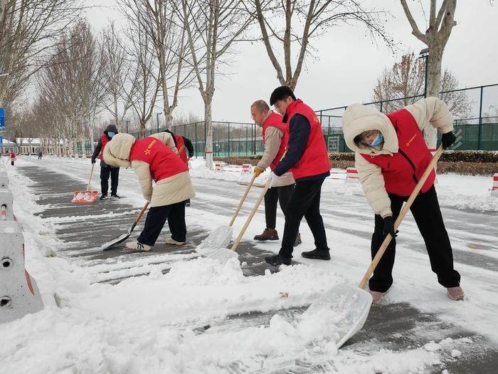 铲雪除冰 聊城体彩志愿者化身群众出行安全员