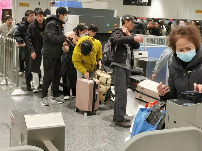 △进入地铁安检时，提着大包小包的乘客们要忍受乱哄哄的队伍和长时间的等待，给他们带来了不愉快的体验